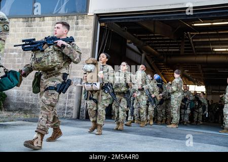 ÉTATS-UNIS Les parachutistes de l'armée affectés à la division aéroportée de 82nd marchent jusqu'à leur avion à l'aérodrome de Pope Army, en Caroline du Nord 14 février 2022. En coordination avec le ministère polonais de la Défense et le gouvernement polonais, près de 2 000 soldats sont déployés pour soutenir la décision des États-Unis d'accroître leur présence et leurs activités en Europe dans le cadre d'un engagement ferme et constant envers nos alliés et partenaires de l'OTAN (États-Unis Photo de l'armée Sgt. Hunter Garcia) Banque D'Images