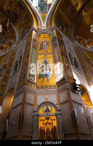 Belgrade, Serbie - 20 décembre 2022 : intérieur du temple Saint-Sava, la plus grande église orthodoxe serbe de Belgrade, Serbie Banque D'Images