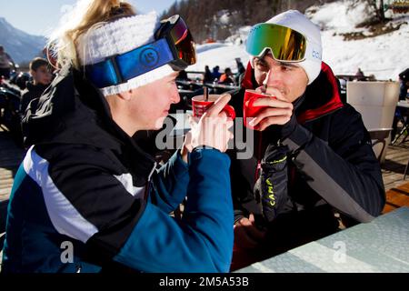 Une femme et un homme se regardent avec amour tout en buvant du chocolat chaud dans un restaurant de montagne, France sur 27 décembre 2022. Illustration des vacances de Noël dans la station de ski de serre-Chevalier. Photo de Thibaut Durand/ABACAPRESS.COM Banque D'Images