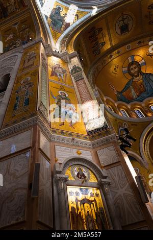 Belgrade, Serbie - 20 décembre 2022 : intérieur du temple Saint-Sava, la plus grande église orthodoxe serbe de Belgrade, Serbie Banque D'Images