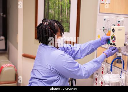 LANSING, Michigan - ÉTATS-UNIS Le sergent d'armée aime Bruant, un thérapeute respiratoire de l'équipe médicale militaire affecté à l'hôpital communautaire de l'Armée Benning Martin de fort Benning, en Géorgie, prépare un tube à oxygène à l'hôpital Sparrow de Lansing, au Michigan, le 15 février 2022. ÉTATS-UNIS Northern Command, par l'intermédiaire des États-Unis L'Armée du Nord demeure déterminée à fournir un soutien souple du ministère de la Défense à la réponse de l'ensemble du gouvernement à la COVID. Banque D'Images