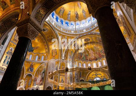 Belgrade, Serbie - 20 décembre 2022 : intérieur du temple Saint-Sava, la plus grande église orthodoxe serbe de Belgrade, Serbie Banque D'Images