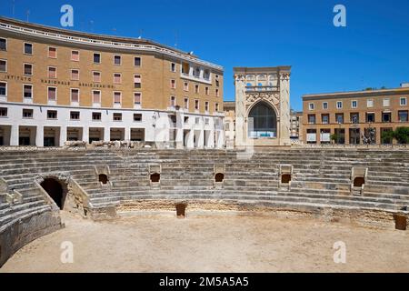 L'amphithéâtre romain de Piazza Sant'Oronzo, Lecce, Apulia (Puglia), dans le sud de l'Italie. Banque D'Images