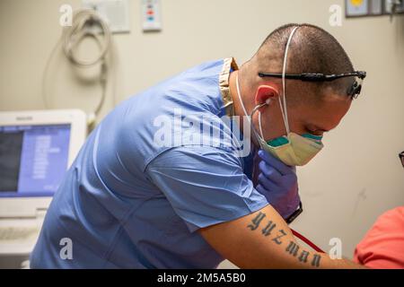 LANSING, Michigan - ÉTATS-UNIS Le Sgt Moises Guzman, un thérapeute respiratoire de l'équipe médicale militaire affecté au Tripler Army Medical Center à Honolulu, vérifie le rythme cardiaque d'un patient à l'hôpital Sparrow de Lansing, Michigan, le 15 février 2022. ÉTATS-UNIS Northern Command, par l'intermédiaire des États-Unis L'Armée du Nord demeure déterminée à fournir un soutien souple du ministère de la Défense à la réponse de l'ensemble du gouvernement à la COVID. Banque D'Images