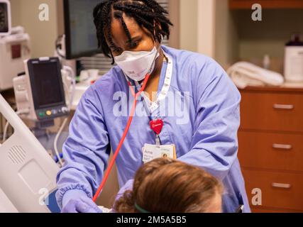 LANSING, Michigan - ÉTATS-UNIS Le sergent d'armée aime Bruant, un thérapeute respiratoire de l'équipe médicale militaire affecté à l'hôpital communautaire de l'Armée Benning Martin à fort Benning, en Géorgie, vérifie un patient à l'hôpital Sparrow de Lansing, au Michigan, le 15 février 2022. ÉTATS-UNIS Northern Command, par l'intermédiaire des États-Unis L'Armée du Nord demeure déterminée à fournir un soutien souple du ministère de la Défense à la réponse de l'ensemble du gouvernement à la COVID. Banque D'Images