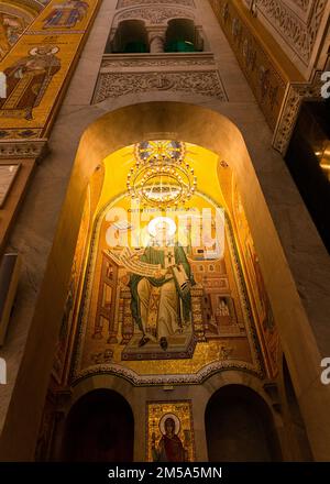 Belgrade, Serbie - 20 décembre 2022: Icône en mosaïque à Saint Sava Temple de Grégoire de Nazianzus, alias Grégoire le théologien qui était une arche de 4th-siècle Banque D'Images