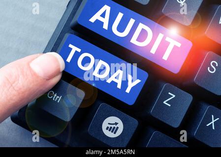 Rédaction affichage du texte Audit aujourd'hui. Concept Internet opinion écrite d'un auditeur sur la situation financière de l'entreprise Banque D'Images