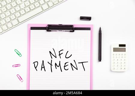 Affichage conceptuel paiement NFC. Mot pour le paiement sans contact utilisant la technologie de communication en champ proche Banque D'Images