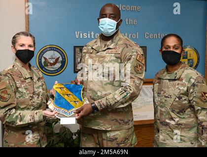 Base conjointe Anacostia-Bolling Commander, États-Unis Cat Logan, colonel de la Force aérienne, et Sgt Christy Peterson, chef de commandement, présente Tech. Le Sgt Damien Sawyer, joint Visitor Centre NCO en charge, avec son Prix du bénévole de l'année le 14 février 2022, à JBAB, Washington, D.C. M. Sawyer a été reconnu pour son service à l'extérieur de la ligne de clôture et dans tout le pays. Banque D'Images