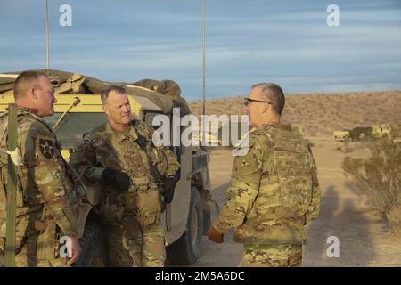 Le lieutenant-général Robert 'Pat' White, commandant général du corps III, discute de la préparation de l'unité et des capacités de la mission avec le colonel Thomas Smith pendant la rotation du Centre national d'entraînement (22-04) Banque D'Images