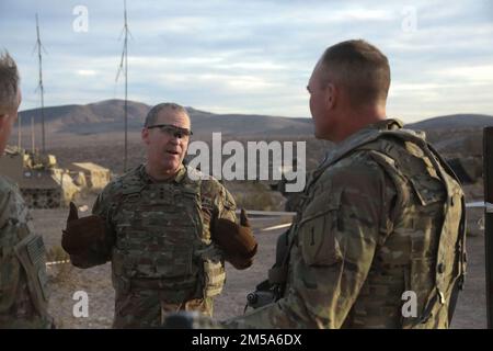 Le lieutenant-général Robert 'Pat' White, commandant général du corps III, discute de l'état de préparation de l'unité et des capacités de la mission avec le colonel Thomas Smith Banque D'Images