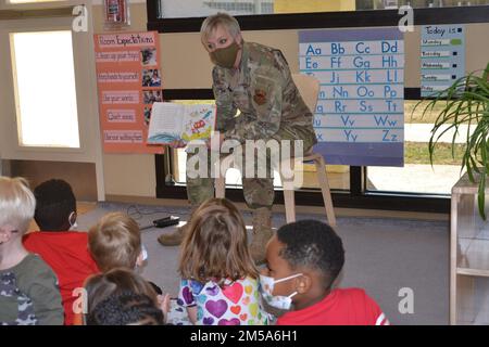 ÉTATS-UNIS Le Sgt Casy Boomershine, chef du Commandement de la Force aérienne, 502nd, escadre de la base aérienne et base interarmées San Antonio, lit aux enfants dans l'un des centres de développement de l'enfance de JBSA-Randolph le 14 février 2022, en l'honneur de Read Across America. Banque D'Images