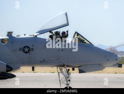 A ÉTATS-UNIS Taxis Thunderbolt II de la Force aérienne A-10 à la base aérienne Davis-Monthan, Arizona, le 14 février 2022. A-10s affecté à l'Équipe De démonstration A-10C Thunderbolt II a participé à la migration de SBLVI par la Force aérienne. Banque D'Images