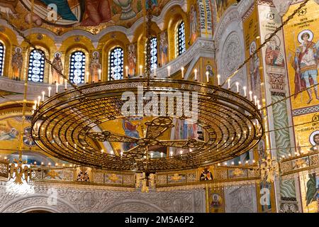 Belgrade, Serbie - 20 décembre 2022 : intérieur du temple de Saint-Sava et de son célèbre lustre à Belgrade, Serbie Banque D'Images