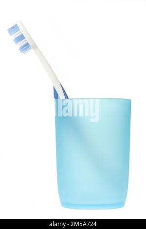 brosse à dents en mug isolée sur fond blanc Banque D'Images