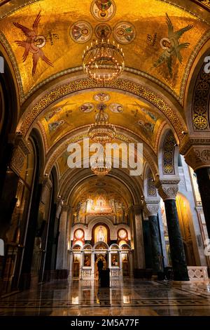 Belgrade, Serbie - 20 décembre 2022 : intérieur du temple Saint-Sava, la plus grande église orthodoxe serbe de Belgrade, Serbie Banque D'Images