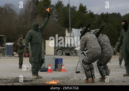 Les soldats moldaves pratiquent la défense contre les cocktails molotov en utilisant des équipements de protection dans le cadre d'un exercice d'entraînement au cours de la KFOR 30 le 15 février 2022. La KFOR 30 est un événement multinational qui a pour but de préparer les unités à leur déploiement dans le Commandement régional du Kosovo à l'est. Banque D'Images