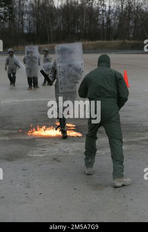 Les soldats moldaves pratiquent la défense contre les cocktails molotov en utilisant des équipements de protection dans le cadre d'un exercice d'entraînement au cours de la KFOR 30 le 15 février 2022. La KFOR 30 est un événement multinational qui a pour but de préparer les unités à leur déploiement dans le Commandement régional du Kosovo à l'est. Banque D'Images