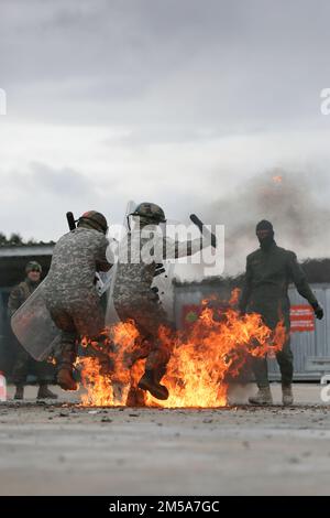 Les soldats moldaves pratiquent la défense contre les cocktails molotov en utilisant des équipements de protection dans le cadre d'un exercice d'entraînement au cours de la KFOR 30 le 15 février 2022. La KFOR 30 est un événement multinational qui a pour but de préparer les unités à leur déploiement dans le Commandement régional du Kosovo à l'est. Banque D'Images