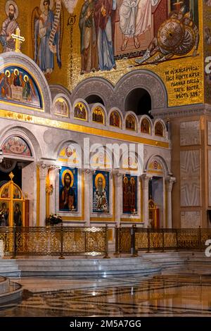 Belgrade, Serbie - 20 décembre 2022 : intérieur du temple Saint-Sava, la plus grande église orthodoxe serbe de Belgrade, Serbie Banque D'Images