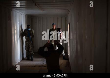 DJIBOUTI, Djibouti (15 février 2022) États-Unis Le lieutenant de la Garde côtière, Channing Meyer, de fort Lauderdale, en Floride, affecté à l'équipe tactique d'application de la loi Sud, forme les partenaires membres du service international en matière de visites, de conseils, de perquisitions et de saisies durant le Cutlass Express 2022 qui s'est tenu au centre d'entraînement de la Garde côtière Doraleh à Djibouti, à Djibouti, le 15 février 2022. Cutlass Express 2022, parrainé par les États-Unis Commandement de l'Afrique et dirigé par les États-Unis Forces navales en Afrique, vise à améliorer la coopération régionale entre les pays participants afin d'accroître la sécurité maritime dans les régions d'Afrique de l'est. Banque D'Images