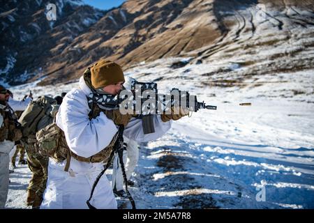 A ÉTATS-UNIS Le parachutiste de l'armée affecté au 2nd Bataillon, 503rd Parachute Infantry Regiment engage des cibles avec une Beretta ARX160 pour une familiarisation d'armes au cours d'une aire de tir intégrée aux côtés des soldats italiens du 3rd Alpini Regiment. Cette formation fait partie de l’exercice Steel Blizzard à Pian dell’Alpe à Usseaux, en Italie, le 15 février 2022. L'exercice Steel Blizzard est un exercice d'entraînement multinational de guerre de montagne et d'arctique organisé par l'armée italienne. Trois pelotons de reconnaissance de la Brigade aéroportée 173rd participent à un programme d'entraînement en trois phases avec le schéma Alpini 3rd Banque D'Images