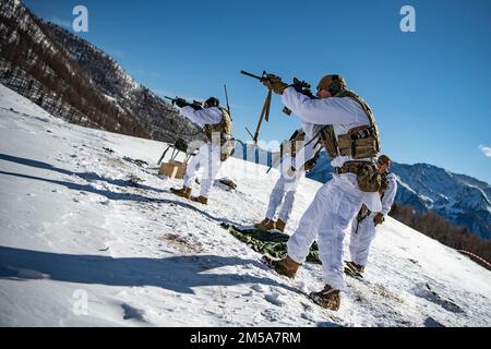 Les parachutistes de l'armée américaine affectés au 2nd Bataillon, 503rd Parachute Infantry Regiment engagent des cibles tout en effectuant des exercices d'acquisition au cours d'une aire de tir intégrée aux côtés des soldats italiens du 3rd Alpini Regiment. Cette formation fait partie de l’exercice Steel Blizzard à Pian dell’Alpe à Usseaux, en Italie, le 15 février 2022. L'exercice Steel Blizzard est un exercice d'entraînement multinational de guerre de montagne et d'arctique organisé par l'armée italienne. Trois pelotons de reconnaissance de la Brigade aéroportée 173rd participent à un programme d'entraînement en trois phases avec le Régiment Alpini 3rd pour accroître la force Banque D'Images