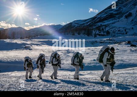 Des soldats italiens du 3rd Alpini Regiment montent une montagne aux côtés des États-Unis Les parachutistes de l'armée affectés à la Brigade aéroportée 173rd au cours d'un exercice d'entraînement intégré sur le terrain. Cette formation fait partie de l’exercice Steel Blizzard à Pian dell’Alpe à Usseaux, en Italie, le 15 février 2022. L'exercice Steel Blizzard est un exercice d'entraînement multinational de guerre de montagne et d'arctique organisé par l'armée italienne. Trois pelotons de reconnaissance de la Brigade aéroportée de 173rd participent à un programme d'entraînement en trois phases avec le régiment Alpini de 3rd pour étendre les capacités de force en apprenant à tirer, déplacer et Banque D'Images