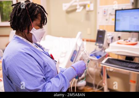 LANSING, Michigan - ÉTATS-UNIS Le sergent d'armée aime Bruant, un thérapeute respiratoire de l'équipe médicale militaire affecté à l'hôpital communautaire de l'Armée Benning Martin de fort Benning, en Géorgie, prépare un masque à oxygène à l'hôpital Sparrow de Lansing, au Michigan, le 15 février 2022. ÉTATS-UNIS Northern Command, par l'intermédiaire des États-Unis L'Armée du Nord demeure déterminée à fournir un soutien souple du ministère de la Défense à la réponse de l'ensemble du gouvernement à la COVID. Banque D'Images