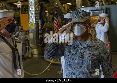 220215-N-FA490-1287 MANILLE (Philippines) (15 février 2022) – Officier de drapeau en commandement, Marine philippine, Vice-ADM. Adeluis Bordado rend hommage lors d'une visite du navire de combat littoral de type Independence-variant USS Jackson (LCS 6). Attaché au destroyer Squadron (DESRON) 7, Jackson est en cours de déploiement par rotation dans la zone d'opérations de la flotte américaine 7th afin de soutenir la sécurité et la stabilité dans la région, Et de travailler aux côtés des marines alliées et partenaires pour assurer la sécurité et la stabilité maritimes, les piliers essentiels d'une Indo-Pacifique libre et ouverte. Banque D'Images