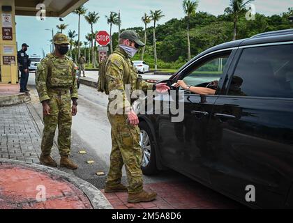 Le personnel de la Royal Australian Air Force effectue une vérification de carte d'identité à Arc Light Gate au cours de COPE North 22 sur la base aérienne d'Andersen, Guam, le 15 février 2022. COPE Nord favorise un environnement optimal pour échanger de l'information et affiner les tactiques, techniques et procédures communes afin de mieux intégrer les capacités multilatérales de défense et d'améliorer l'interopérabilité à l'appui de la sécurité régionale. Banque D'Images