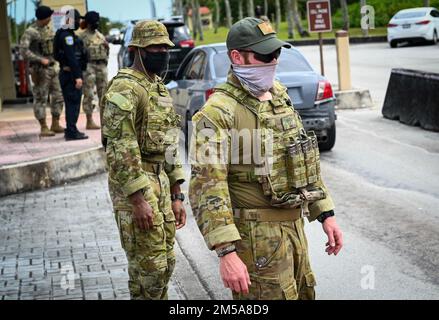 Le personnel de la Royal Australian Air Force effectue une vérification de carte d'identité à Arc Light Gate au cours de COPE North 22 sur la base aérienne d'Andersen, Guam, le 15 février 2022. COPE Nord favorise un environnement optimal pour échanger de l'information et affiner les tactiques, techniques et procédures communes afin de mieux intégrer les capacités multilatérales de défense et d'améliorer l'interopérabilité à l'appui de la sécurité régionale. Banque D'Images