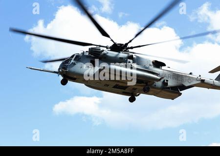 A ÉTATS-UNIS Marine corps CH-53E Super Stallion prend son envol lors de l'exercice Jungle Warfare 22 dans la zone d'entraînement centrale d'Okinawa, Japon, le 15 février 2022. JWX 22 est un exercice de formation sur le terrain à grande échelle axé sur l'exploitation des capacités intégrées des partenaires conjoints et alliés pour renforcer la sensibilisation, la manœuvre et les incendies de tous les domaines dans un environnement maritime distribué. 1/3 est déployé dans l'Indo-Pacifique sous 4th Marines dans le cadre du Programme de déploiement de l'unité. Banque D'Images