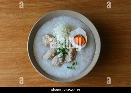 Congee avec œuf salé et meatball Banque D'Images