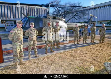 Le commandant de la brigade médicale de 32d, le colonel de l'armée Marc Welde, à l'extrême droite, et cmd. Le Sgt. Maj. Gilberto Colon, à l'extrême gauche, reconnaît les six premiers bénévoles du défenseur des pairs du soldat pour le STRIDE, ou respect systémique, tolérance, résilience, inclusion, Dignité et équité, programme lors de la cérémonie de lancement de STRIDE, devant les États-Unis Bâtiment du quartier général du Commandement du Centre médical d'excellence de l'Armée de terre, base conjointe San Antonio-fort Sam Houston (Texas), 15 février 2022. De gauche à droite : cmd. Sgt. Maj. Gilberto Colon, 32d Brigade médicale; SPC. Marcy Burelison, 264th Bataillon médical; Pvt. Dean-Roy Bernard, Banque D'Images