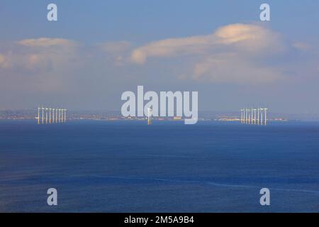 Vue éloignée d'un parc éolien offshore au large de la côte de teeside, au nord-est de l'Angleterre, au Royaume-Uni. Banque D'Images