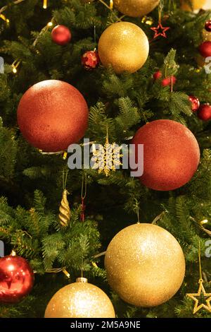 Décoration de Noël Fonds, étoiles, boules, lumières de fées, pin Banque D'Images