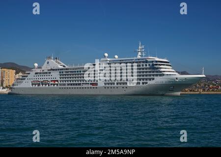 Bateau de croisière Aube argenté dans le port de Malaga, Espagne, Europe Banque D'Images