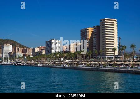 Les immeubles en front de mer de Malagueta donnent sur le port et le quai, Malaga, Espagne, Europe Banque D'Images