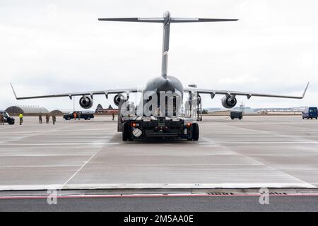 Les aviateurs affectés à l'escadron de mobilité aérienne 726th se préparent à décharger des cargaisons d'un aéronef de fret C-17 Globemaster III à la base aérienne de Spangdahlem, en Allemagne, le 15 février 2022. La formation à l'intervention rapide garantit que les aviateurs et l'équipement sont prêts pour toute éventualité. Banque D'Images