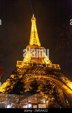 La Tour Eiffel à Paris, France, illuminée par des lumières jaune-orange chaudes avec un ciel sombre. Les illuminations de la Tour Eiffel. Eiffel Towe Banque D'Images