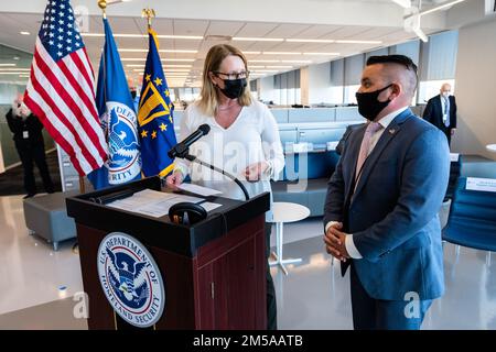 New York (New York), le 15 février 2022 — Deanne Criswell, administratrice de la FEMA, visite le bureau de la région 2 de la FEMA au One World Trade Centre pour assister à la prestation de serment du nouvel administrateur régional, David Warrington. L'Administrateur a également rencontré le personnel régional, a tenu une réunion à tous les niveaux avec le personnel et a assisté à une réunion avec les directeurs de division. K.C. Wilsey/FEMA Banque D'Images