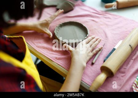 Atelier de poterie. Un plat d'artisanat en poterie à partir d'une argile crue. Création de céramiques Banque D'Images