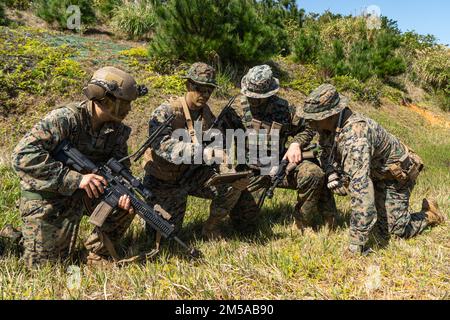 ÉTATS-UNIS Marines avec 1st Bataillon, 3D Marines, 3D Marine Division, effectue la reconnaissance du chef lors de l’exercice Jungle Warfare 22 dans la zone d’entraînement centrale d’Okinawa, Japon, 15 février 2022. JWX 22 est un exercice de formation sur le terrain à grande échelle axé sur l'exploitation des capacités intégrées des partenaires conjoints et alliés pour renforcer la sensibilisation, la manœuvre et les incendies de tous les domaines dans un environnement maritime distribué. 1/3 est déployé dans l'Indo-Pacifique sous 4th Marines dans le cadre du Programme de déploiement de l'unité. Banque D'Images