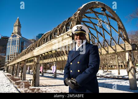 Le lieutenant Fabian Handy a servi dans la Garde côtière pendant 16,5 ans, 11,5 a été enrôlé comme technicien des systèmes d'information, et les cinq précédents comme officier. Reconnu au niveau national pour la poursuite de la tradition de leadership et de mentorat exceptionnels illustrée par le CDR John P. Dailey, Handy a été finaliste pour le Prix CDR John P. Dailey 2020 pour le leadership et le mentorat au sein de la Communauté C4IT. Banque D'Images