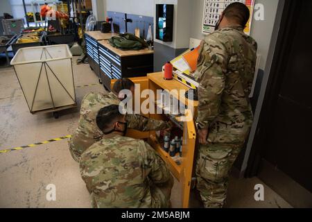 ÉTATS-UNIS Le sergent d'état-major de la Force aérienne, Kurtis Vandevender, à gauche, un technicien en sécurité du travail de l'escadre des opérations spéciales de 1st, inspecte un casier d'entreposage de produits chimiques avec le premier Airman David Rodriguez, au centre, et le premier Airman Daniel Wilson, tous deux techniciens d'équipement de vol de l'équipage de l'escadron de soutien des opérations spéciales de 1st, le 15 février 2022, à Hurlburt Field, en Floride Les inspections annuelles permettent d'éviter les accidents dus à un stockage inadéquat des produits chimiques. Banque D'Images