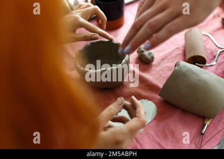 Atelier de poterie. Un plat d'artisanat en poterie à partir d'une argile crue. Création de céramiques Banque D'Images