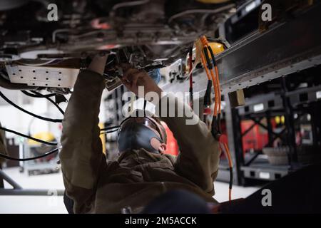 ÉTATS-UNIS Air Force Airman classe 1st Noah Daigle, compagnon de propulsion aérospatiale du 35th Escadron de maintenance, travaille sur un moteur à la base aérienne de Misawa, au Japon, le 15 février 2022. En 2021, le vol de propulsion avait une puissance de 50 moteurs. Banque D'Images