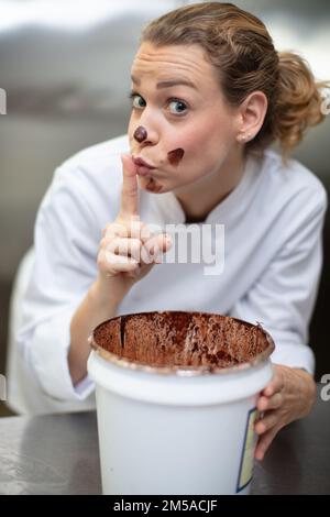 la femme se précipite le fait qu'elle a du chocolat sur le visage Banque D'Images