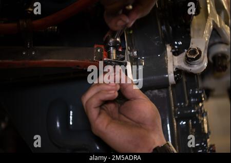 L'ancien Airman Thomas Perez, un chef d'équipage de l'escadron de maintenance d'aéronefs des opérations spéciales 801st CV-22 Osprey, utilise une clé à douille pour fixer un boulon lors de l'entretien à Independence Hangar sur Hurlburt Field, Floride, Feb15, 2022. La mission du CV-22 est de mener des missions d'infiltration, d'exfiltration et de réapprovisionnement à longue distance pour les forces d'opérations spéciales. Banque D'Images